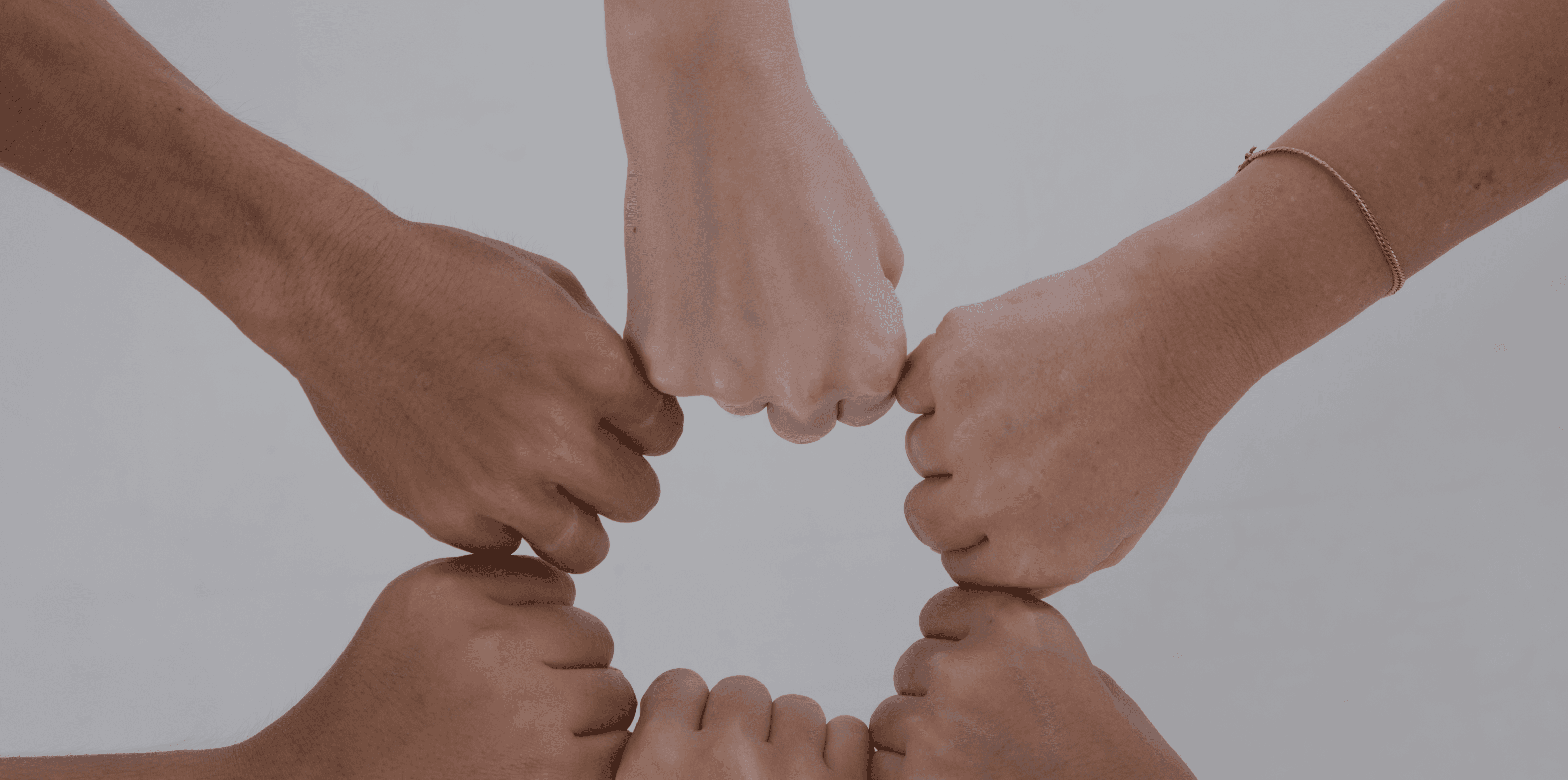 Banner de contacto mostrando personas conectadas